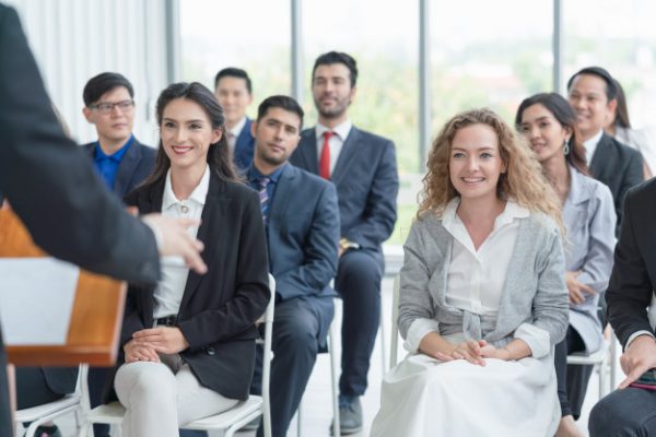 grupo-audiencia-diversa-escuchando-al-entrenador-negocios-reunion-negocios-seminario-capacitacion-exito-laboral_34755-513