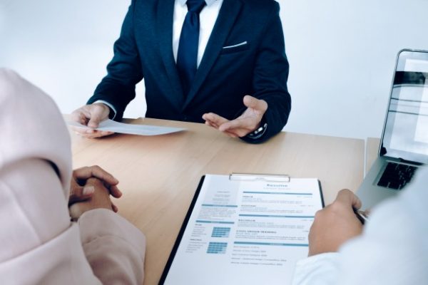 situacion-empresarial-concepto-entrevista-trabajo-buscador-empleo-presenta-curriculum-vitae-gerentes_1421-78