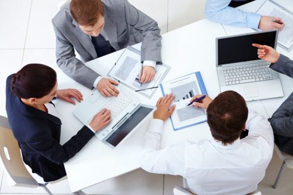 vista-superior-companeros-trabajo-planeando-estrategia_1098-2959